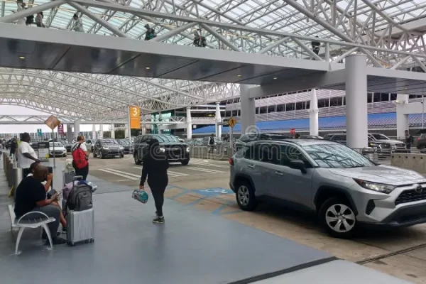 charlotte-airport-people-waiting-transportation-nc-usa-june-waits-pickup-area-modern-structure-cars-441055252